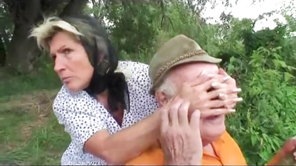 Ženska z veliko rit je dobila svojo seksi muco z dolgim ​​drogom