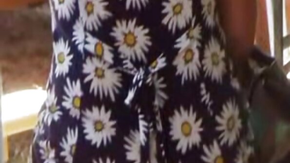 Blondinki s suhim okvirjem se seme dobiva po grlu