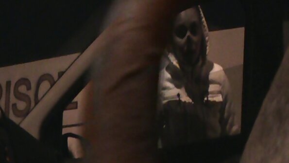 Vroča najstnica, ki obožuje tiča, dobi enega v svojo mokro pizo