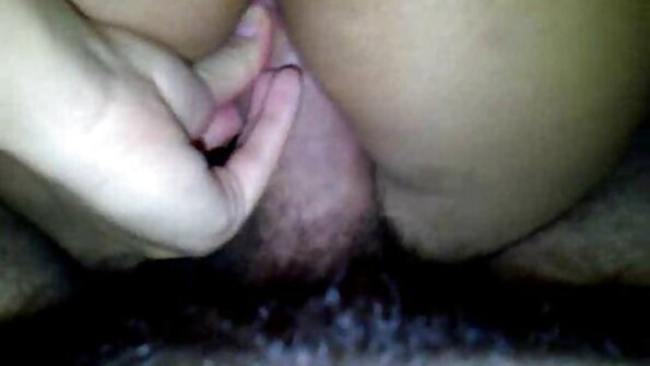 Suha stvar je na hrbtu na masažni mizi in se smehlja