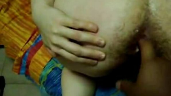 Rjavolasko babe z drobnimi joški Emma Brown zajebe njen moški