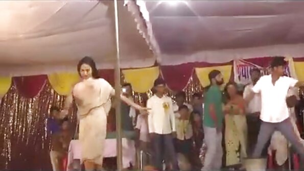 Črnolasa ženska s temnim telesom se zabije v njeno špranje