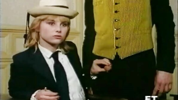 Blondinka pred kamero uporablja svoj rožnati dildo na svoji mokri muci