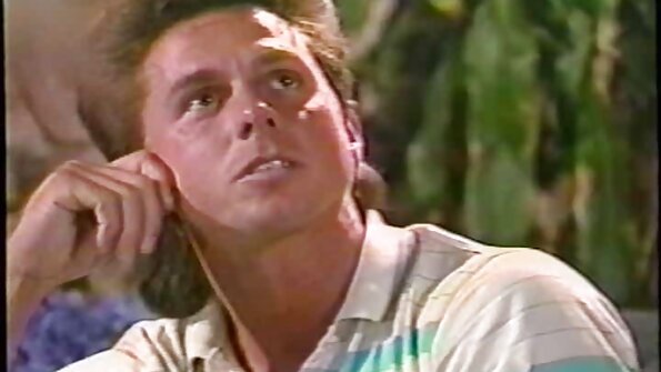 Blondinki z veliko rit ji v usta potisnejo kurac