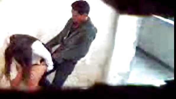 Punco s seksi muco njen moški zajebe v kopalnici