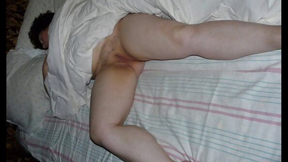 Vroča blondinka se zelo dobro ovija z ustnicami okoli trdega kura