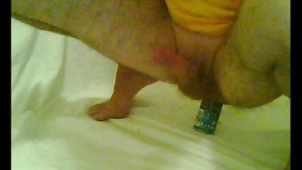 Lepa rjavolaska kurba v pisanih nogavicah uživa v analnem seksu