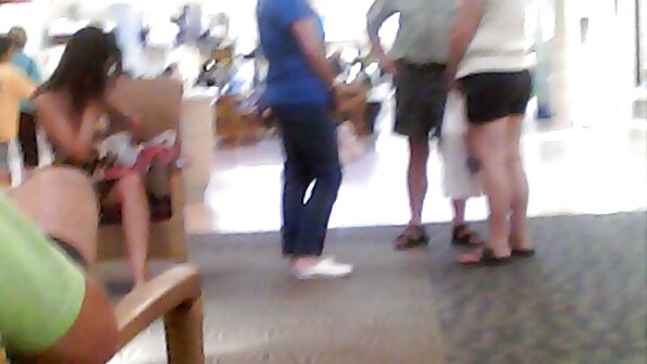 Rjavlasa MILF kraljica po imenu Ariella potrebuje trdega tiča v svoji pidi