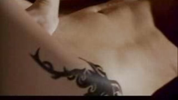 Blondinka je pripeta na blazino, medtem ko izvaja analni seks