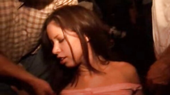 Blondinka s suhim telesom se prodira v rit