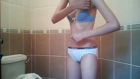 Zaobljena dama z veliko okroglo rit je analno prodrla