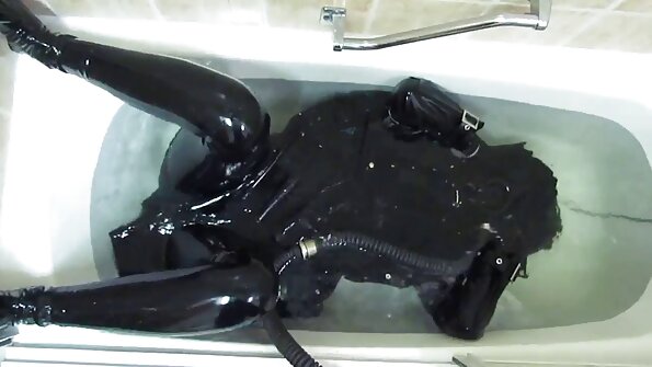 AJ Applegate natančno ve, kako delati svoj jezik in muco