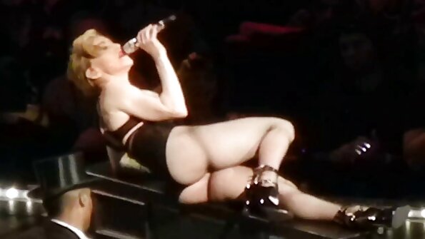 Majhna piščanka z drobnimi bradavičkami je zajebana v učilnici