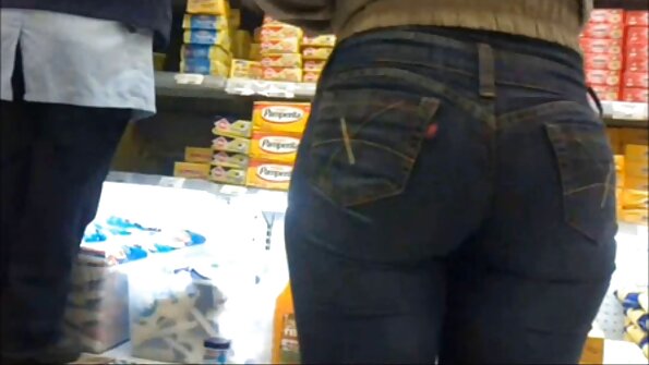 Prasica z velikimi joški je zajebana globoko v njeno tesno rit