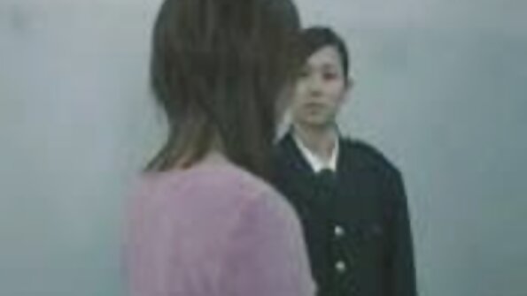 Blondinka s seksi zadnjico se cucka v njeno mokro zadnjico