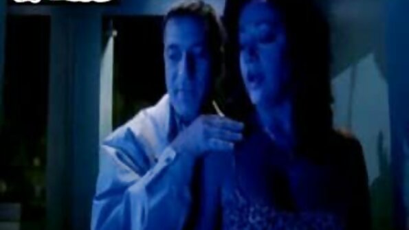 Rjavolaska je zunaj na dvorišču, gola, moški jo je zabil