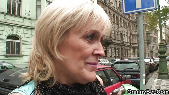 Po teku se suha blondinka pari z navdušenim partnerjem