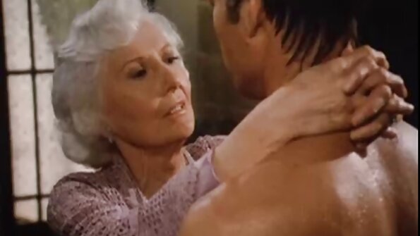 Vroča prasica uporablja svoje noge na tipovem tiču ​​kot profesionalka