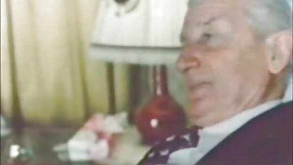 Angela Attison uči to dekle, kako pravilno sesati kurac