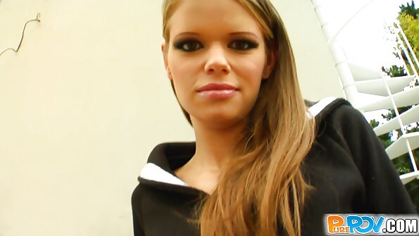 Aretirana blondinka in njena pomočnica uživata v analnem seksu s straponom