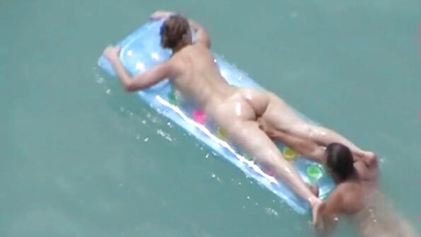 Seksi punca z lepo okroglo rit dobiva trd kurac na postelji