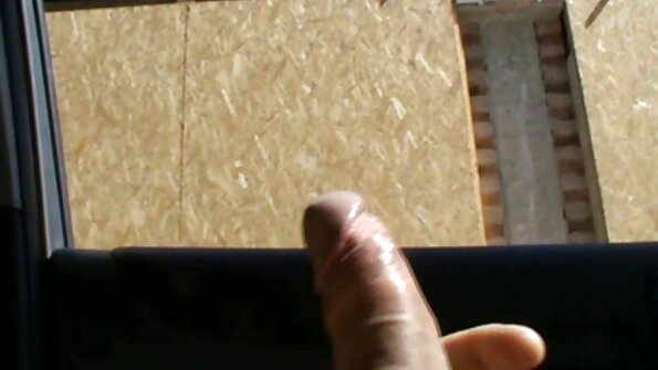 Bimbo z bledo kožo je na njeni strani, medtem ko se zajebava