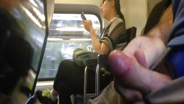 Blondinka z lepim telesom je na vrhu svoje prijateljice