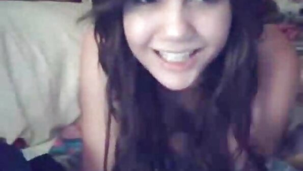 Dekle z očali, ki obožuje tiča, se zabije v pasji stil