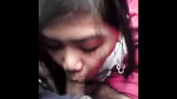 Majhna čudna ženska ji v usta vtaknejo kurac