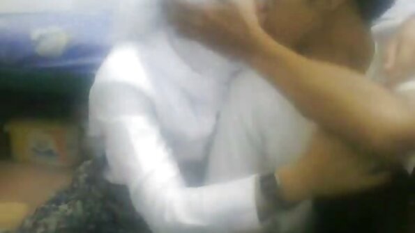 Analni kurac je prijeten bonus za rjavolasko služkinjo z masivnimi joški