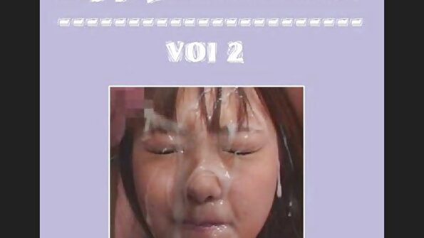 Prsata solo punca sedi ob reki in se igra s svojo muco