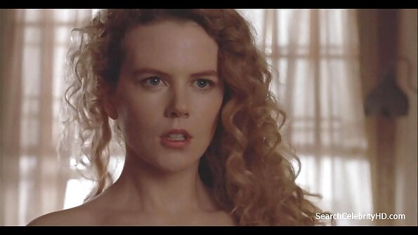 V to lepo mlado žensko na rjuhah potisnejo velikega tiča