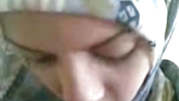 Gospa z naravnimi joški razpira noge na postelji