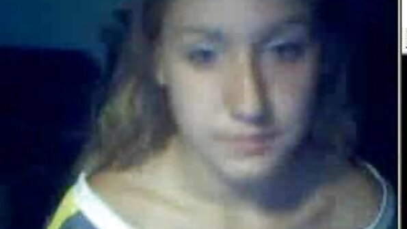 Ljubka rjavolaska z vročo muco liže trd kurac