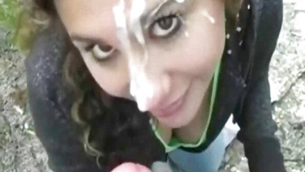 Seksi mala Wendy se liže in tudi napolni