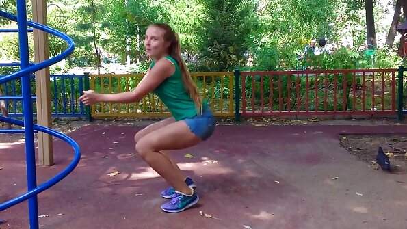 Najstnica s črnimi lasmi ji masira bradavičke, ko jo zajebe