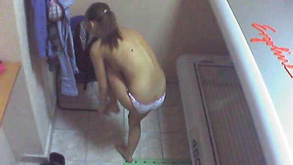 Plešasti frajer pošečka dve čudoviti dami na XXX spalni zabavi