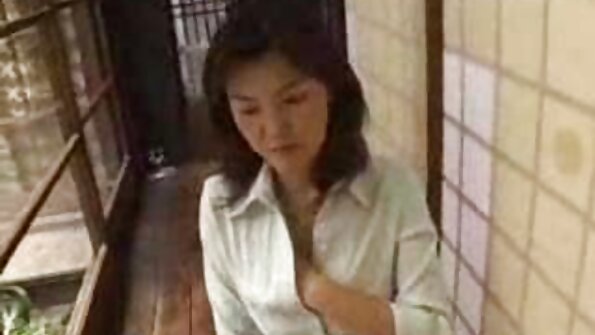 Blondinka s tetoviranim telesom jaha na čudoviti mesni palici