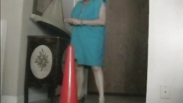 Blondinka, ki rada twerka zunaj, jaha velikega tiča z anusom