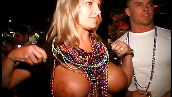 Blondinka z lepim velikim stojalom čuti, kako jo ližejo muco