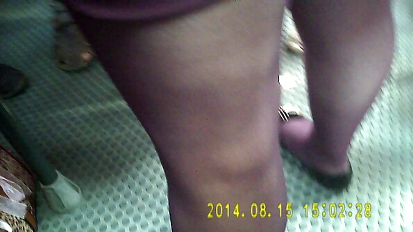 Čudovita srčka samozadovoljuje z vijolično igračo doma