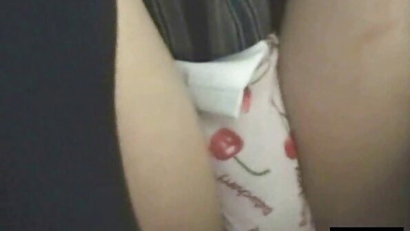 Kurba z lepo rit se globoko zajebava na postelji