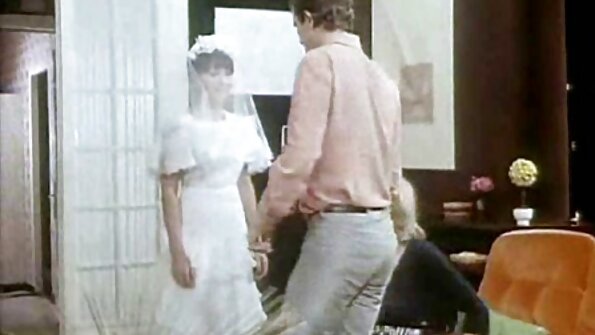 Prsata, gola in naoljena babe je pripravljena na tolčenje